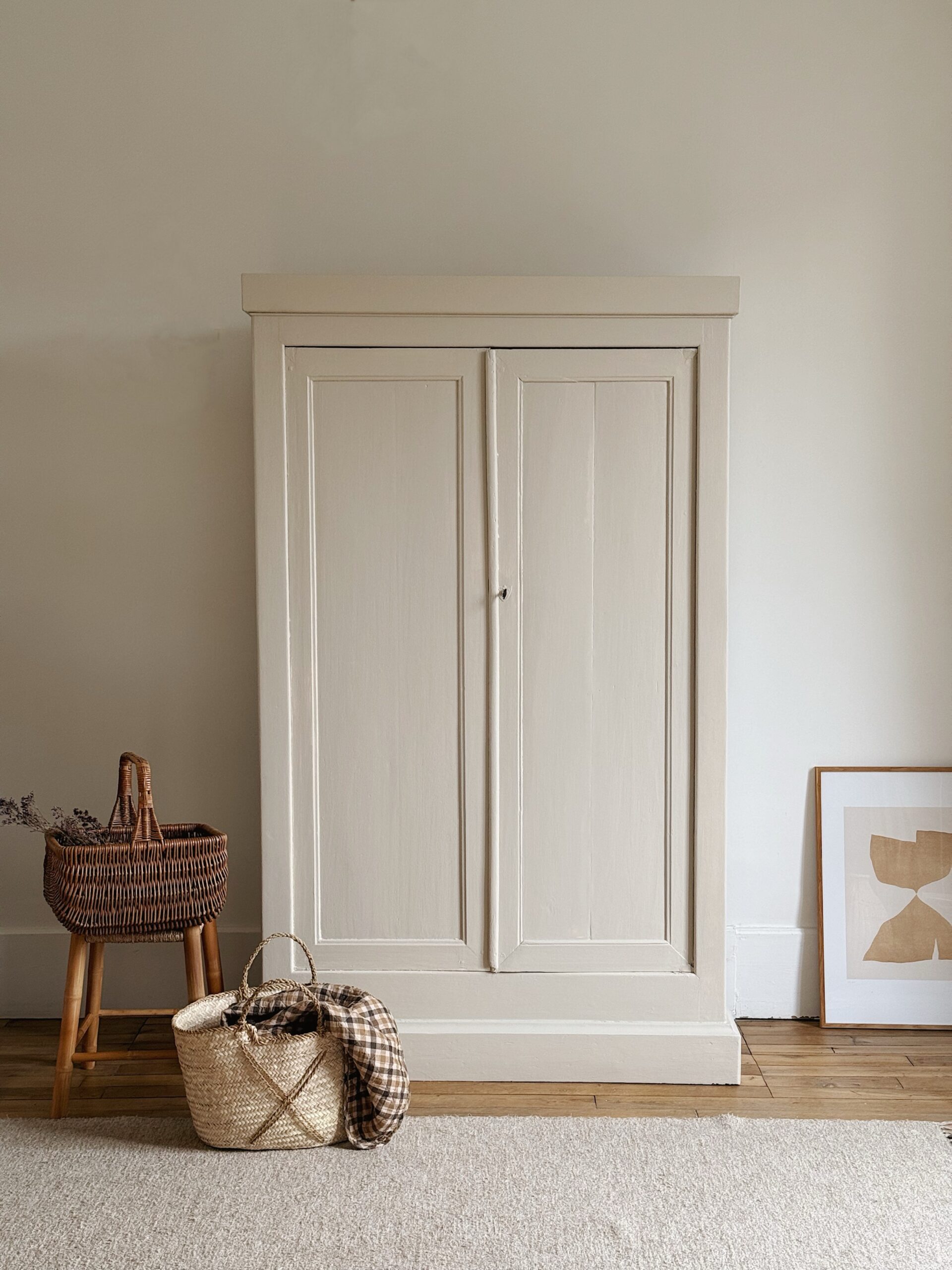 Armoire parisienne vintage en bois – Image 1