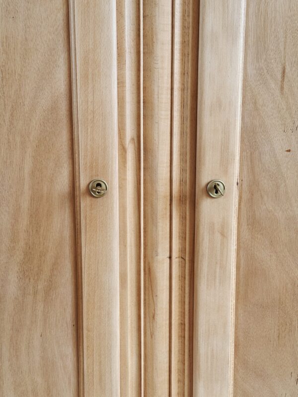 Armoire vintage en bois brut