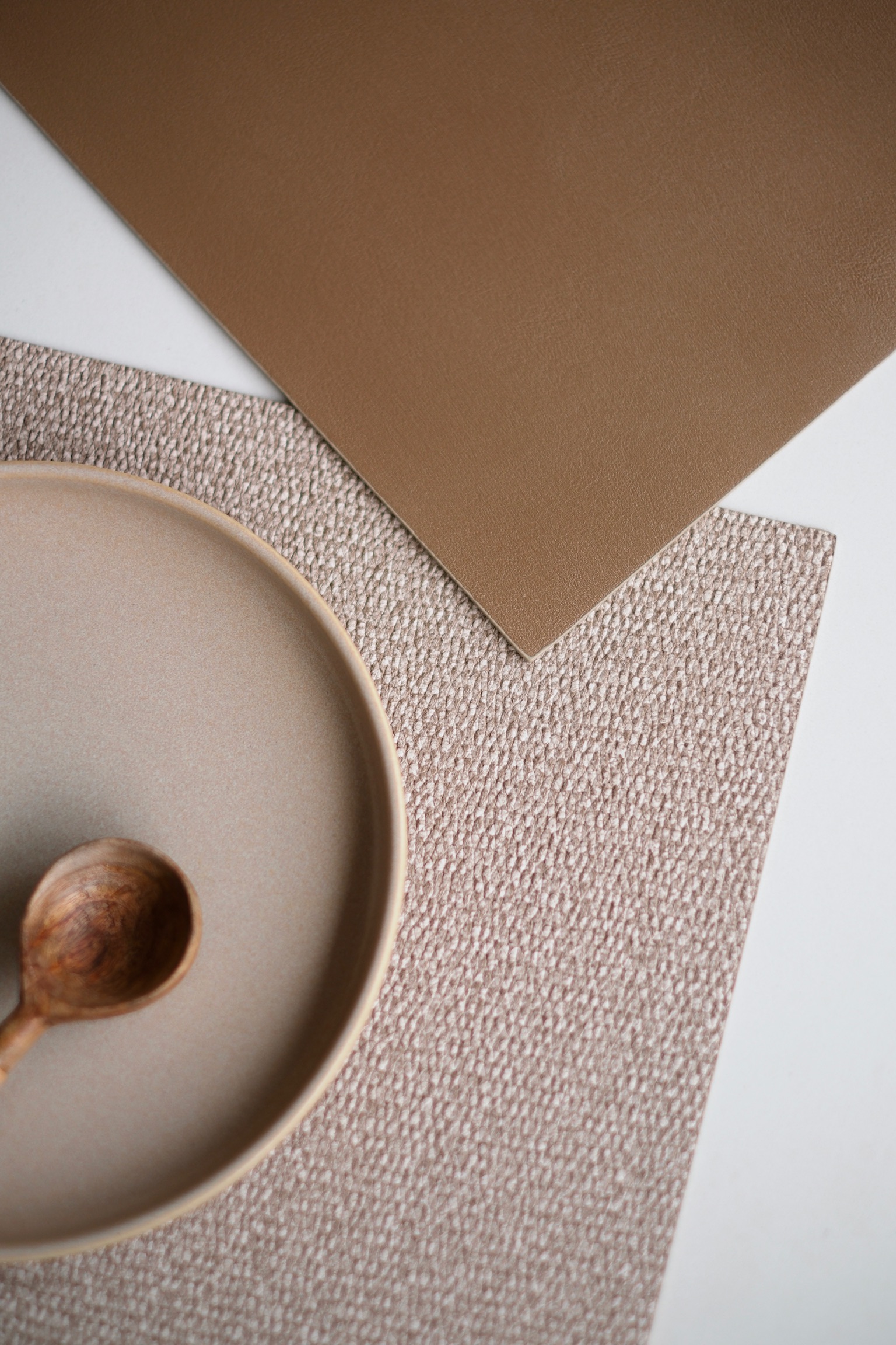 set de table beige rectangulaire