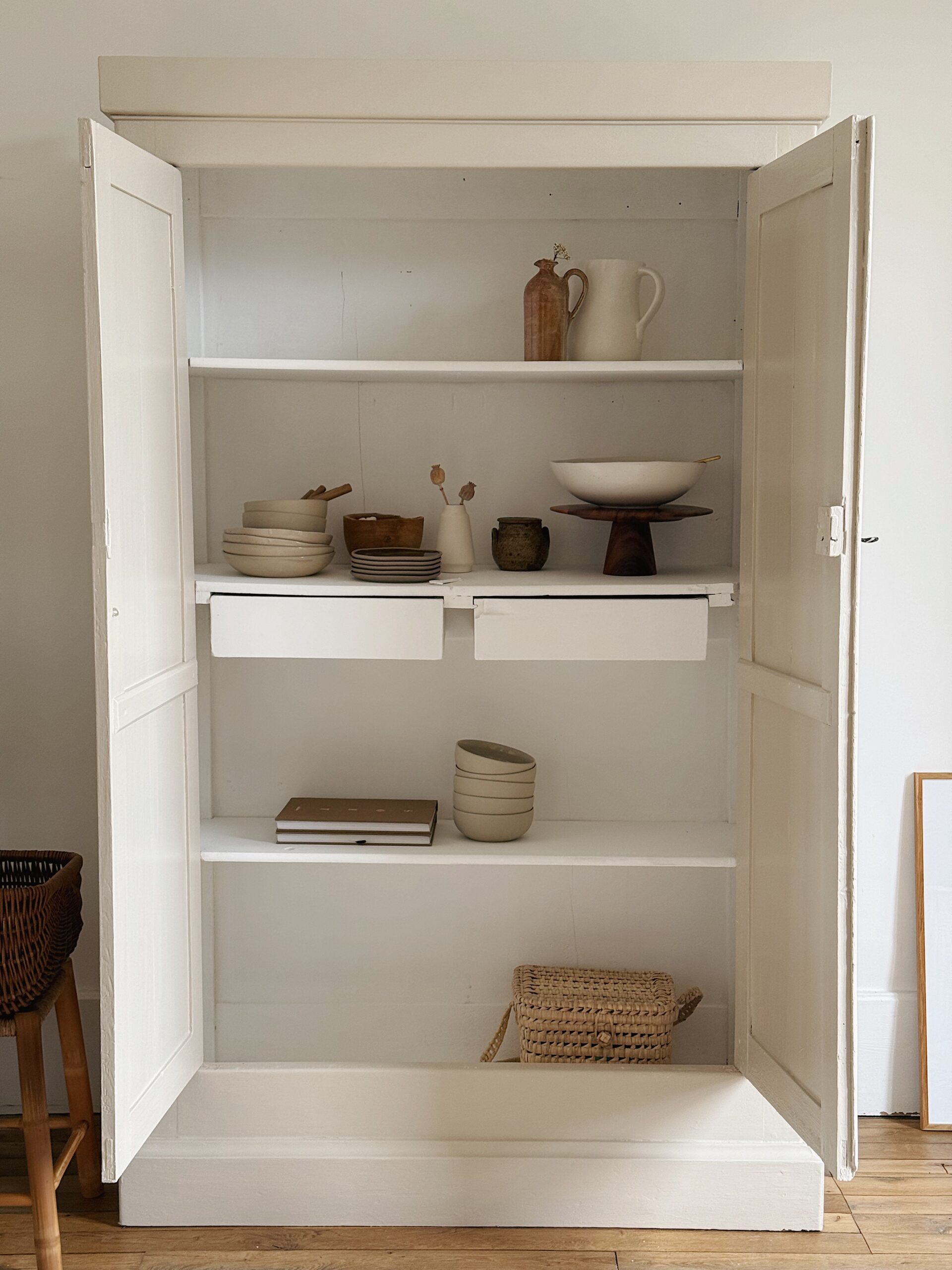 Armoire parisienne vintage en bois – Image 4