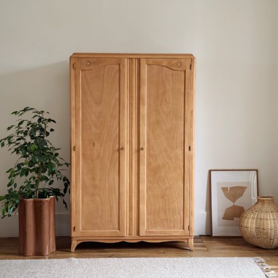 Armoire vintage en bois brut – Image 1