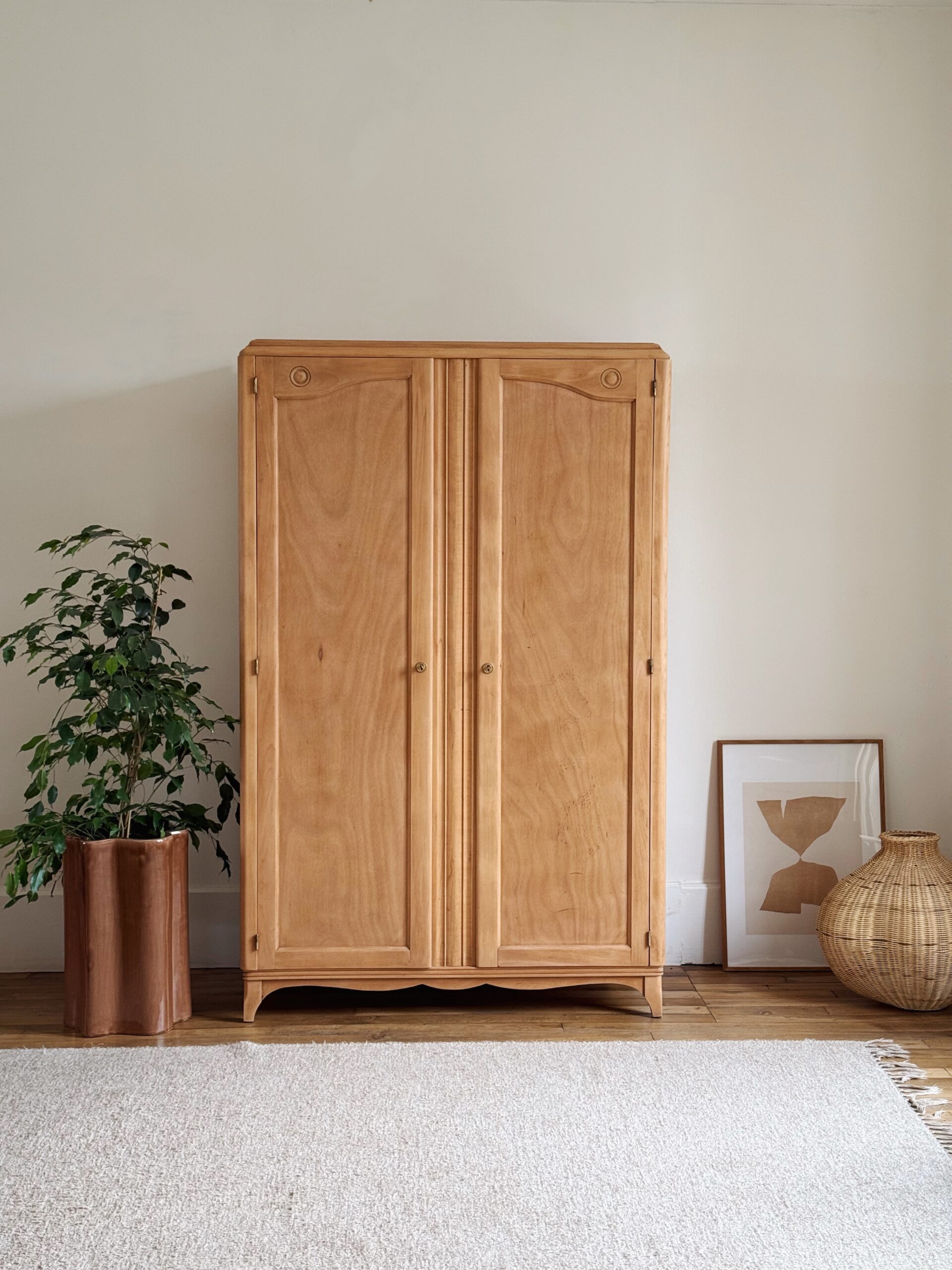 Armoire vintage en bois brut – Image 1