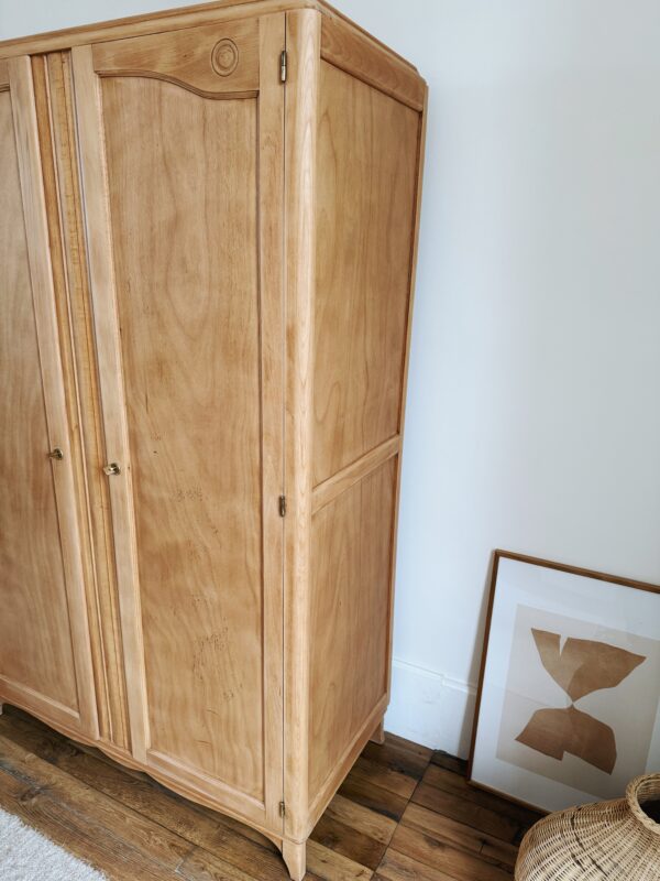 Armoire vintage en bois brut