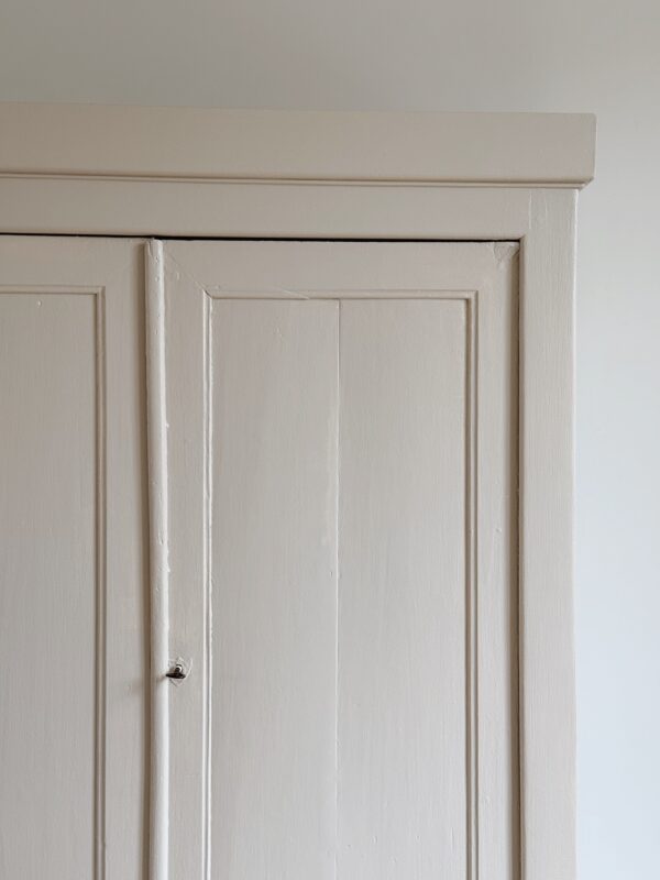 Armoire parisienne vintage en bois