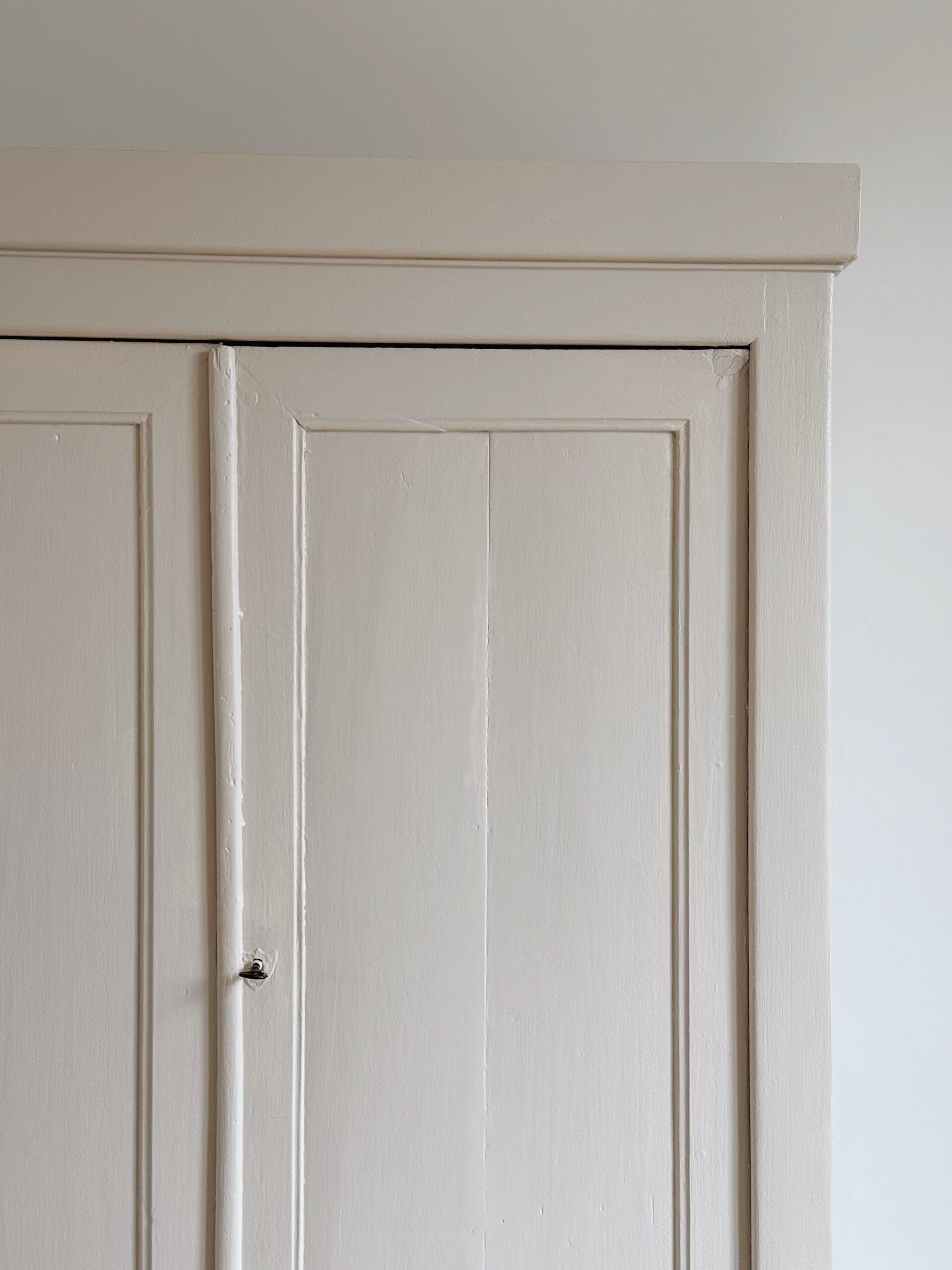 Armoire parisienne vintage en bois – Image 2