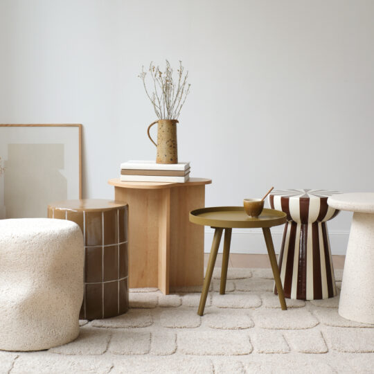 Table d'appoint minimaliste en bois – Image 2