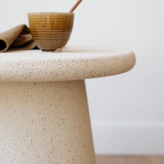 détail table d'appoint ronde aspect pierre