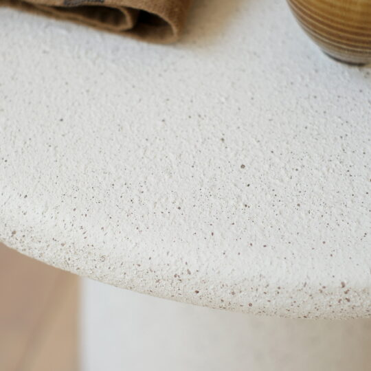 détail table d'appoint ronde aspect pierre