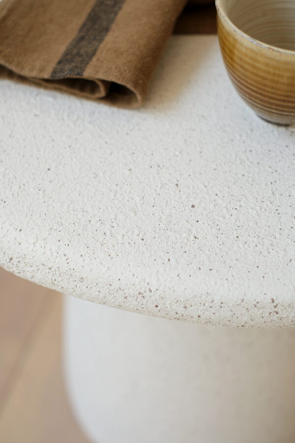 détail table d'appoint ronde aspect pierre