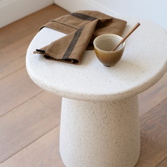 détail table d'appoint ronde aspect pierre