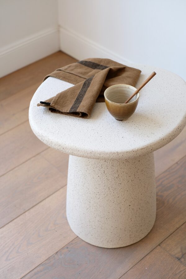 détail table d'appoint ronde aspect pierre