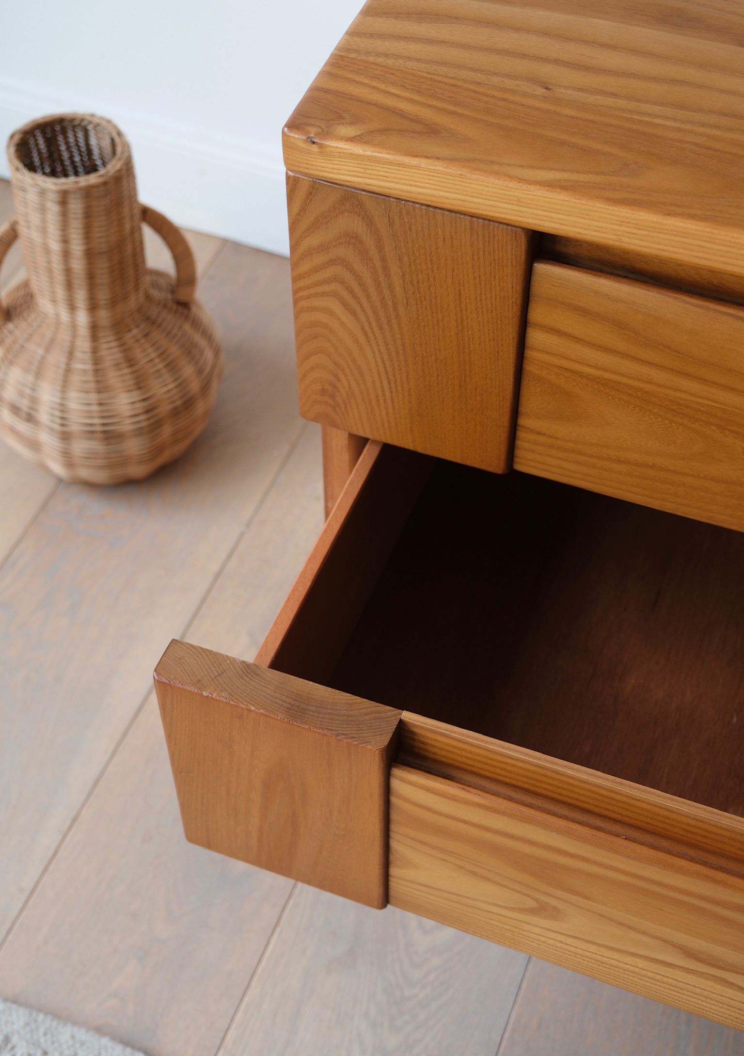 détail commode regain