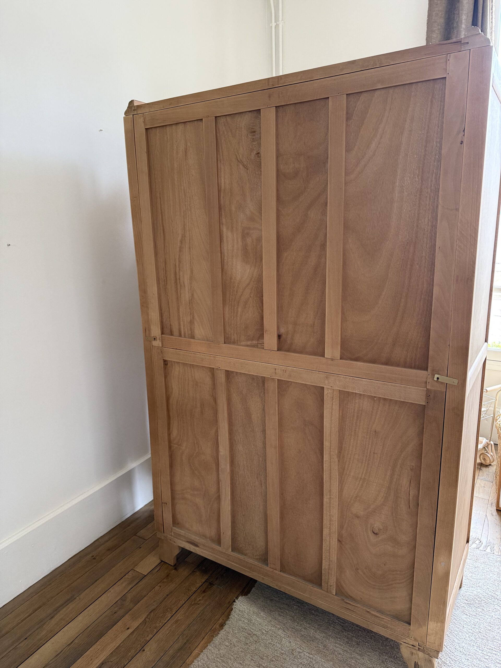 Armoire vintage en bois brut – Image 9
