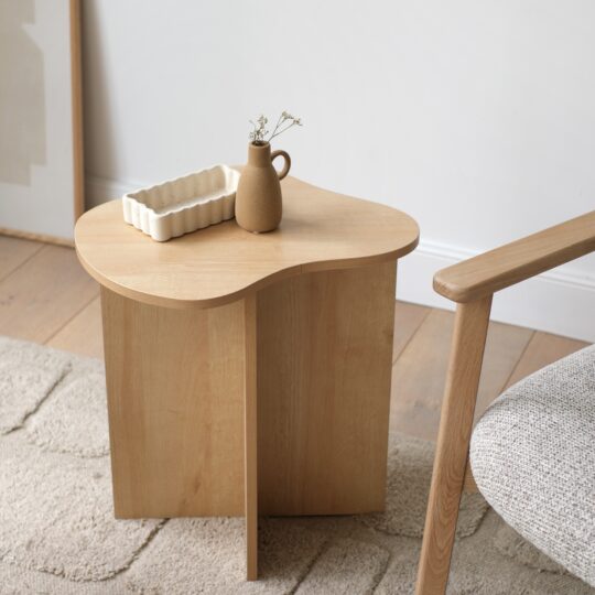 Table d'appoint minimaliste en bois – Image 3