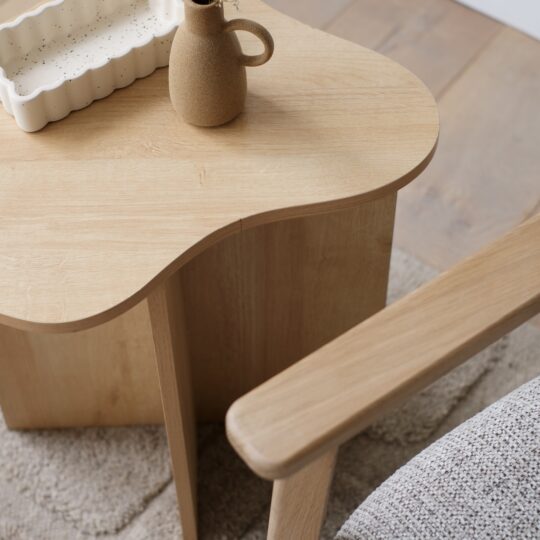 Table d'appoint minimaliste en bois – Image 4