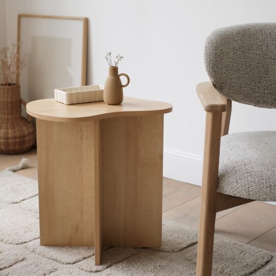 Table d'appoint minimaliste en bois – Image 1