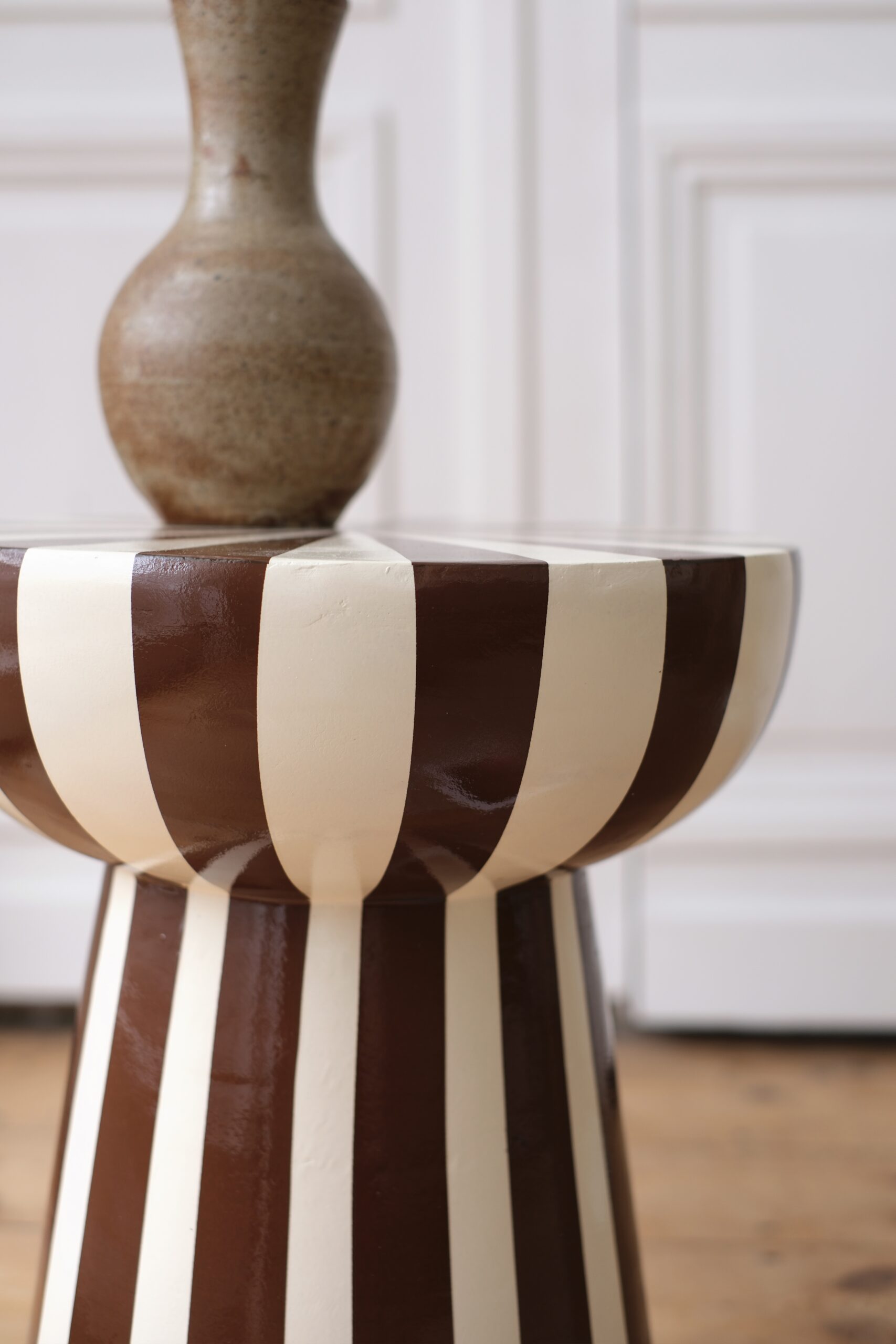 Tabouret rayures marron – Image 4