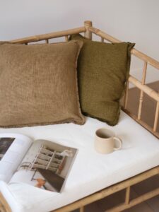 Pause café, bien installée ☕️ L’occasion de sortir les nouveaux coloris de notre coussin Romero. Il est maintenant disponible sur l’eshop en deux formats et trois teintes : Naturel, Olive & Gold 💛