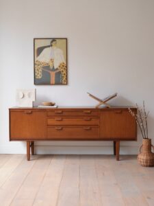 Parmi nos dernières pépites vintage, on vous présente l’enfilade vintage Roberta (en teck), sublime témoin du raffinement scandinave des années 60 💛