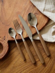 Zoom sur notre set de 16 couverts en acier inoxydable : robustes, intemporels et élégants, avec un design qu’on adore — surtout le manche couleur caramel ! Pratiques au quotidien, ils passent au lave-vaisselle… et ça, c’est vraiment un plus.