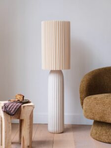 Notre lampe Minera, une silhouette sculpturale pour une atmosphère pleine de douceur ✨ À retrouver en version lampe de sol ou petite lampe à poser sur l’eshop.