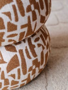 Douceur et style en toute simplicité 🤎
Avec sa silhouette sculpturale et son motif graphique, ce pouf en lin devient aussi beau que pratique : siège d’appoint, repose-pieds ou pièce déco, il s’adapte à toutes vos envies.

Le détail cosy qui fait toute la différence ✨