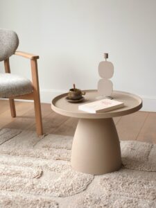 Placée en bout de canapé ou comme chevet généreux, notre nouvelle table d’appoint a tout pour plaire ✨