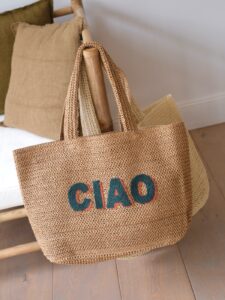 Avec les beaux jours qui arrivent tout doucement, il est temps de vous présenter notre nouveau cabas en corde de papier naturel tressé 🌞 On adore le détail du « Ciao » brodé qui sent bon les vacances :)