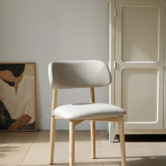 Chaise de salle à manger en tissu beige et bois – Image 2
