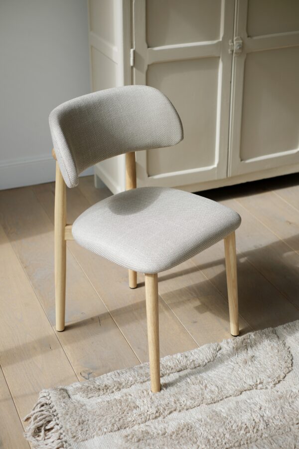 chaise de salle à manger en tissu beige et bois
