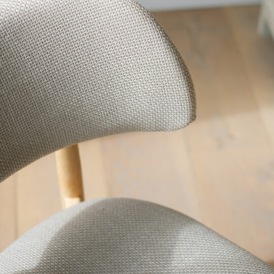 Chaise de salle à manger en tissu beige et bois – Image 3