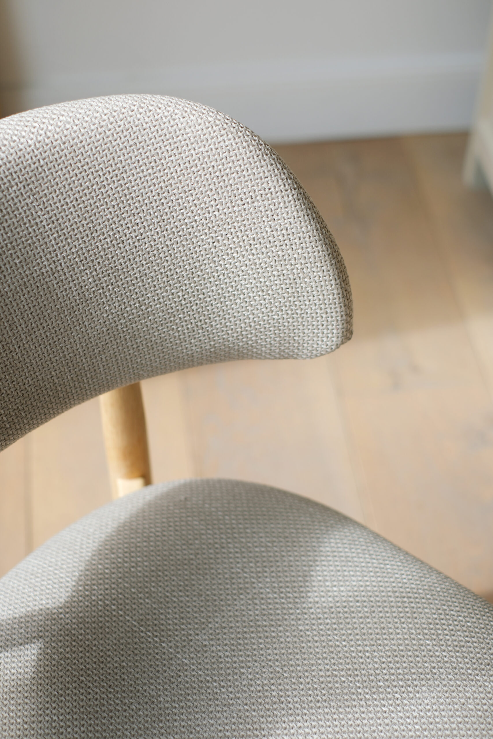 Chaise de salle à manger en tissu beige et bois – Image 3