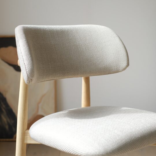 Chaise de salle à manger en tissu beige et bois – Image 4