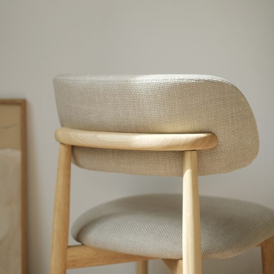 chaise de salle à manger en tissu beige et bois
