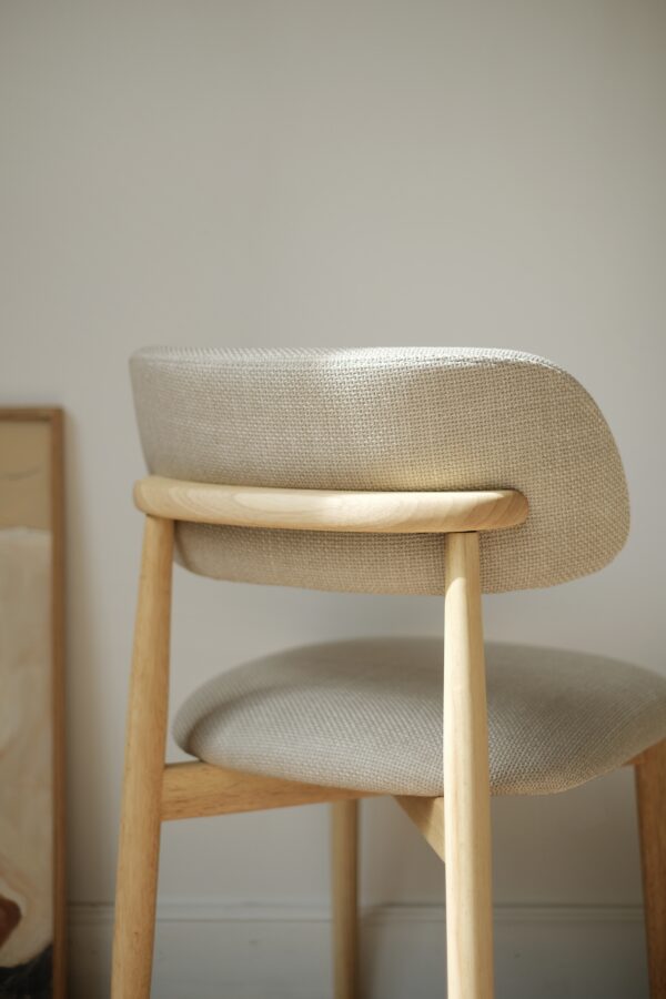 chaise de salle à manger en tissu beige et bois