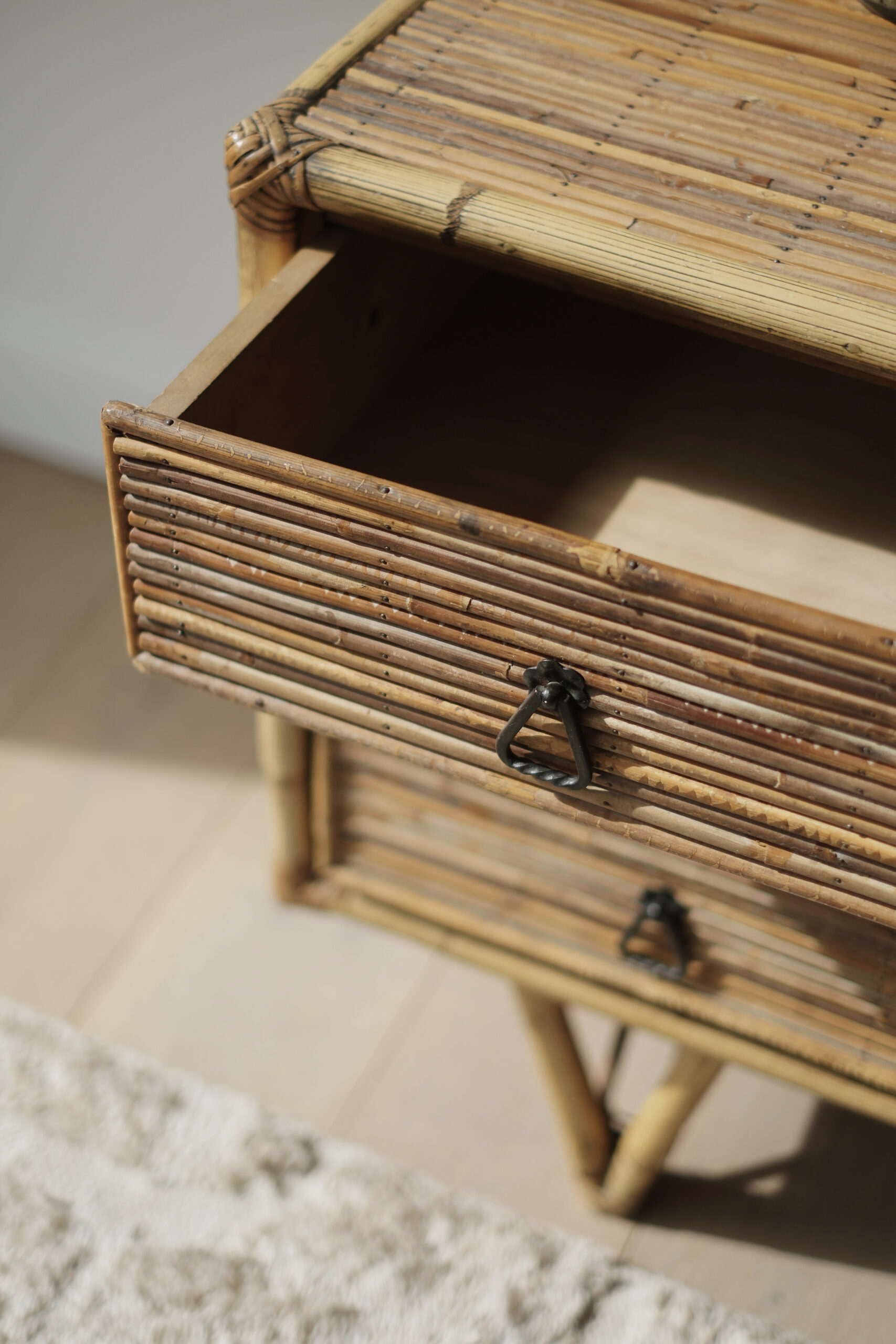 commode en rotin vintage