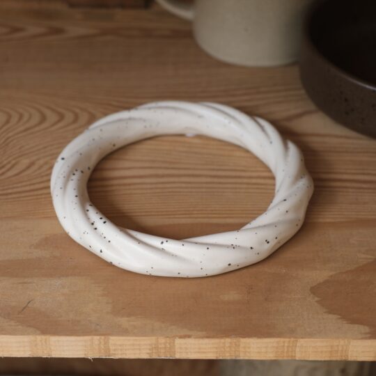 Dessous de plat grès moucheté