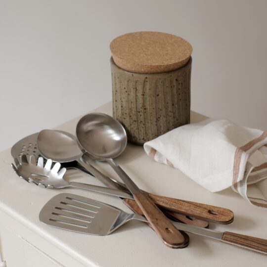 ustensiles de cuisine inox et bois