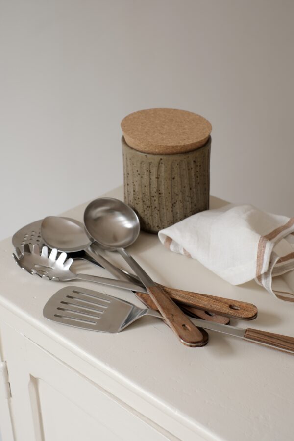 ustensiles de cuisine inox et bois