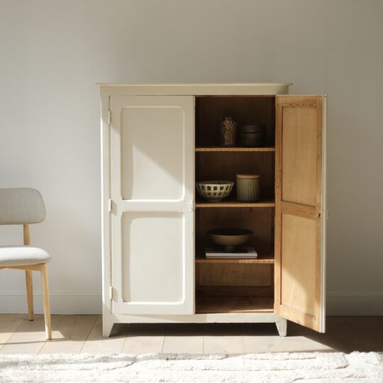Petite armoire parisienne vintage en bois – Image 2