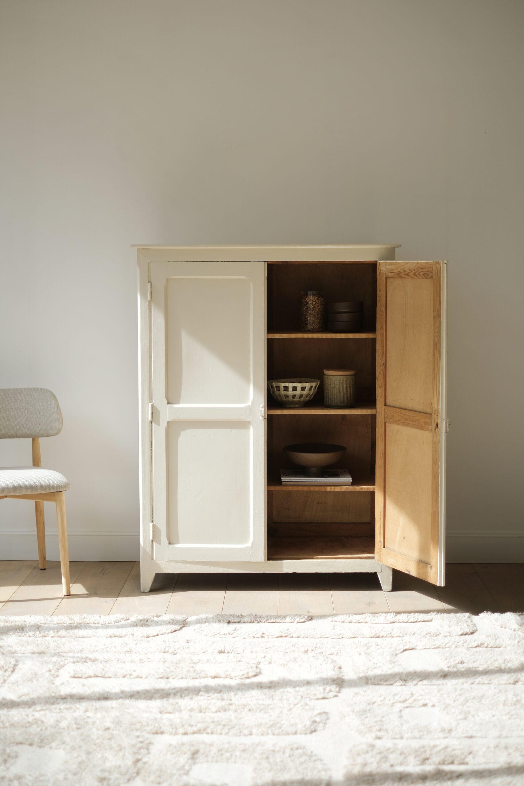 Petite armoire parisienne vintage en bois – Image 2
