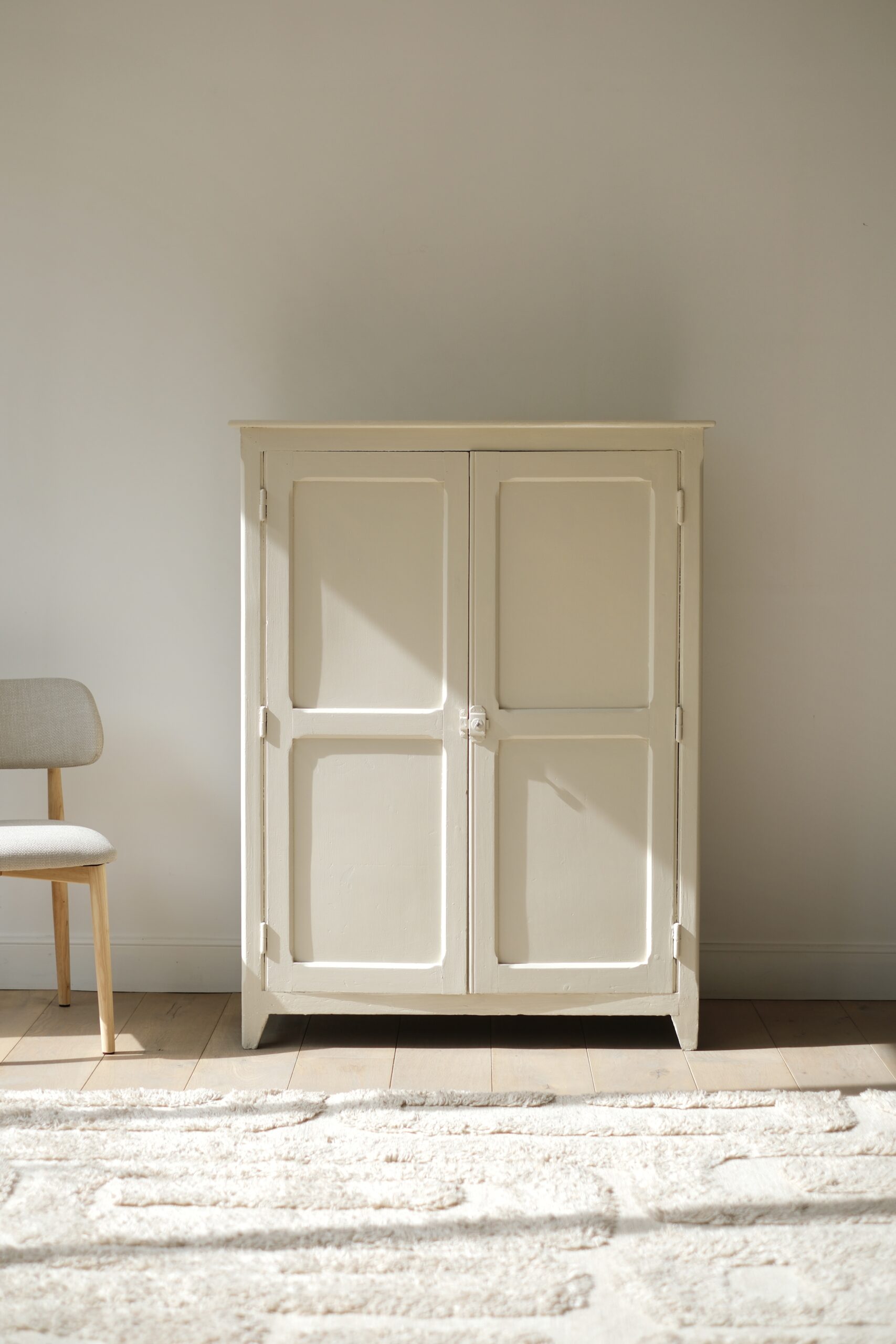 Petite armoire parisienne vintage en bois – Image 1
