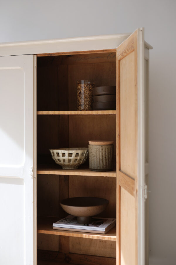 Petite armoire parisienne vintage en bois