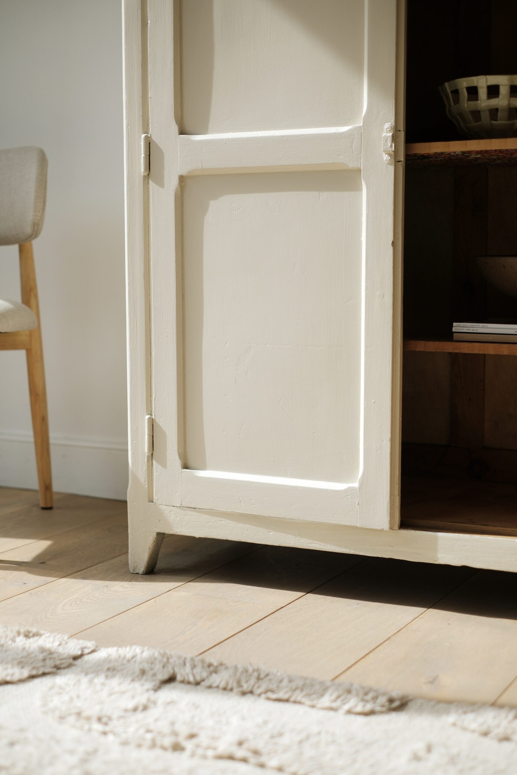 Petite armoire parisienne vintage en bois – Image 4