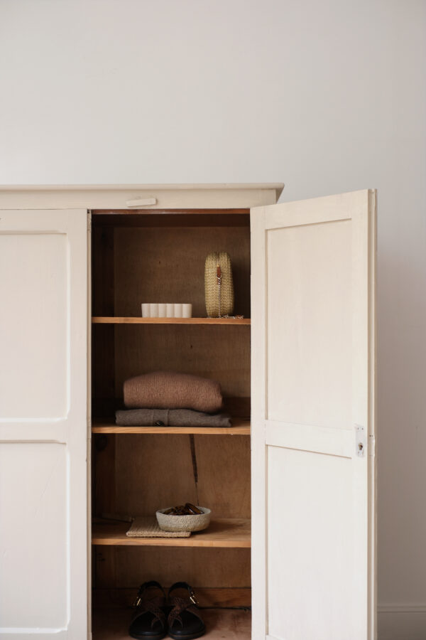 Petite armoire parisienne vintage en bois