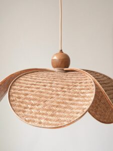 Organique, intemporelle & lumineuse… Zoom sur notre suspension pétale en rotin tressé ✨