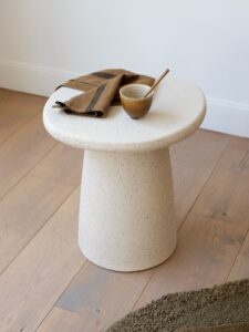 Coup de cœur pour notre table d’appoint à l’aspect pierre beige moucheté ✨ Parfaite en bout de canapé pour une tasse, un livre ou une bougie !