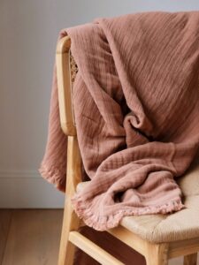 Le plaid qui fait tout : jeté de lit le matin, plaid réconfortant sur le canapé le soir ✨ Fabriqué au Portugal en 100% coton avec une jolie finition frangée et décliné en 6 coloris intemporels. Il vous attend dès maintenant sur l’eshop :)