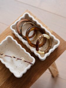 À la fois pratiques et élégants, nos nouveaux vides-poches en céramique se déclinent en deux formats pour accueillir tous vos essentiels du quotidien 💛 
Ils sont à retrouver dès maintenant dans la catégorie « fête des mères » sur l’eshop.