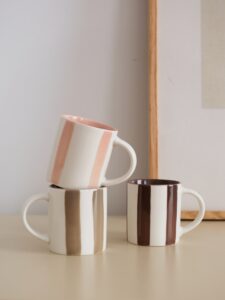 Rose poudré, chocolat, taupe… choisissez votre teinte préférée ou osez le mix & match ☕🤎 Ces petites tasses céramique rayées s’invitent dans tous vos brunchs, matins cocooning et belles tablées.